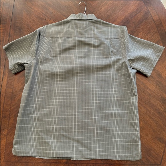 Axist Button Down Short Sleeve shirt Large - Picture 2 of 3
